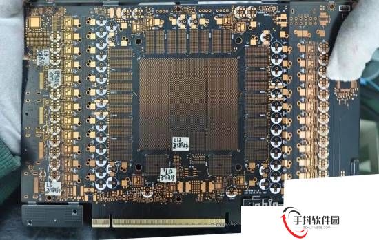 RTX 5090 PCB板曝光！GDDR7显存和庞大的BGA封装