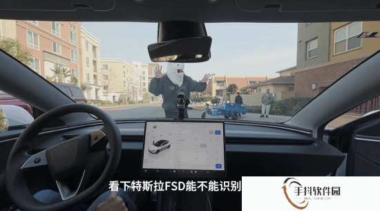 小鹏高管实测特斯拉FSD：看到中国三蹦子不敢走了